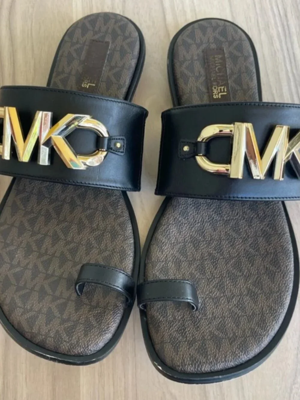 Michael Kors Sandals with toe loop black looks like brand new 8